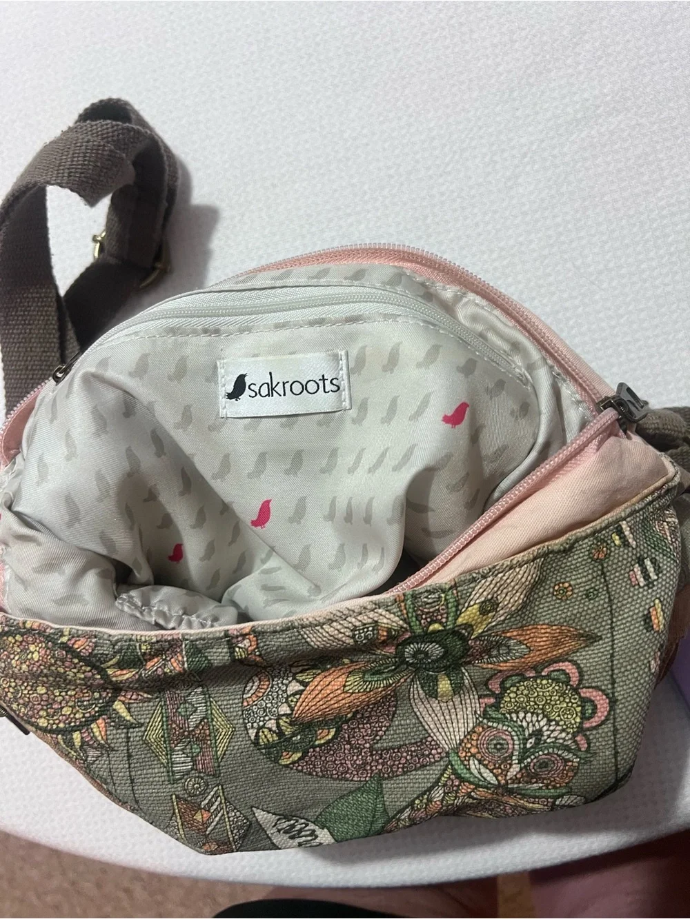 Sakroots - Artist Circle Soft
Crossbody Bag with
Adjustable Strap - OS - Picture 15 of 16
